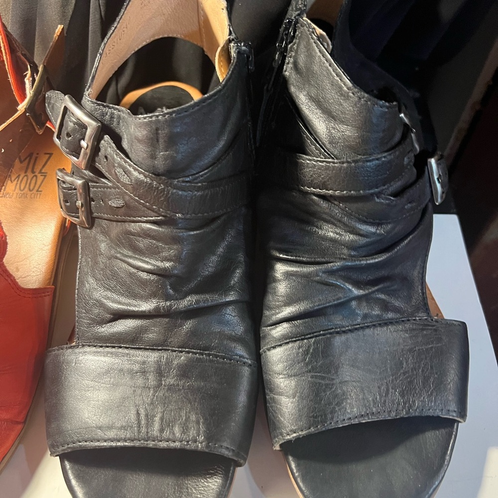 Lot of 2 Mix Mooz Black Leather and Tan leather sandals
